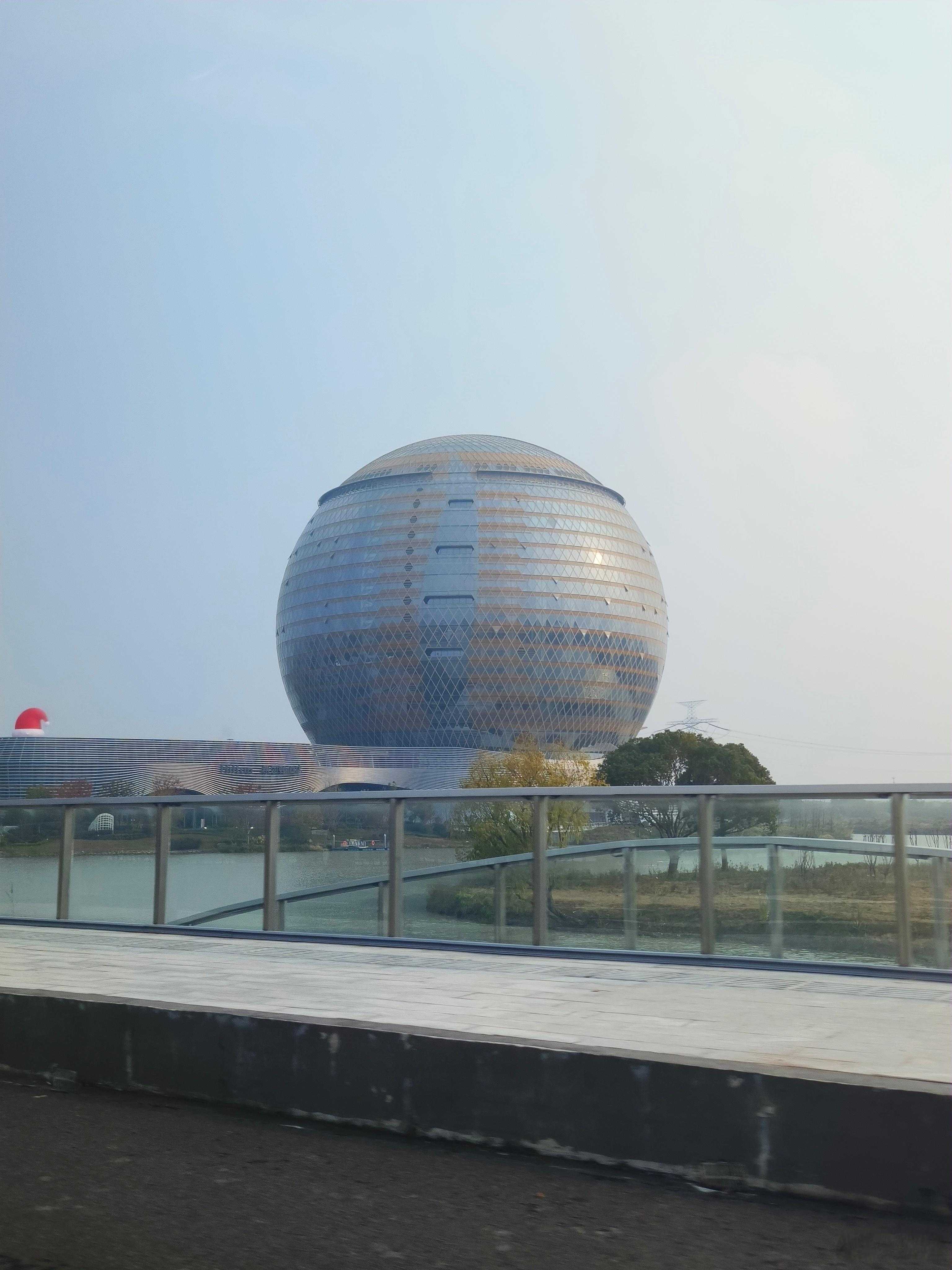 湖州南浔希尔顿酒店开会，这游泳池好眼熟[哈哈][嘻嘻] 