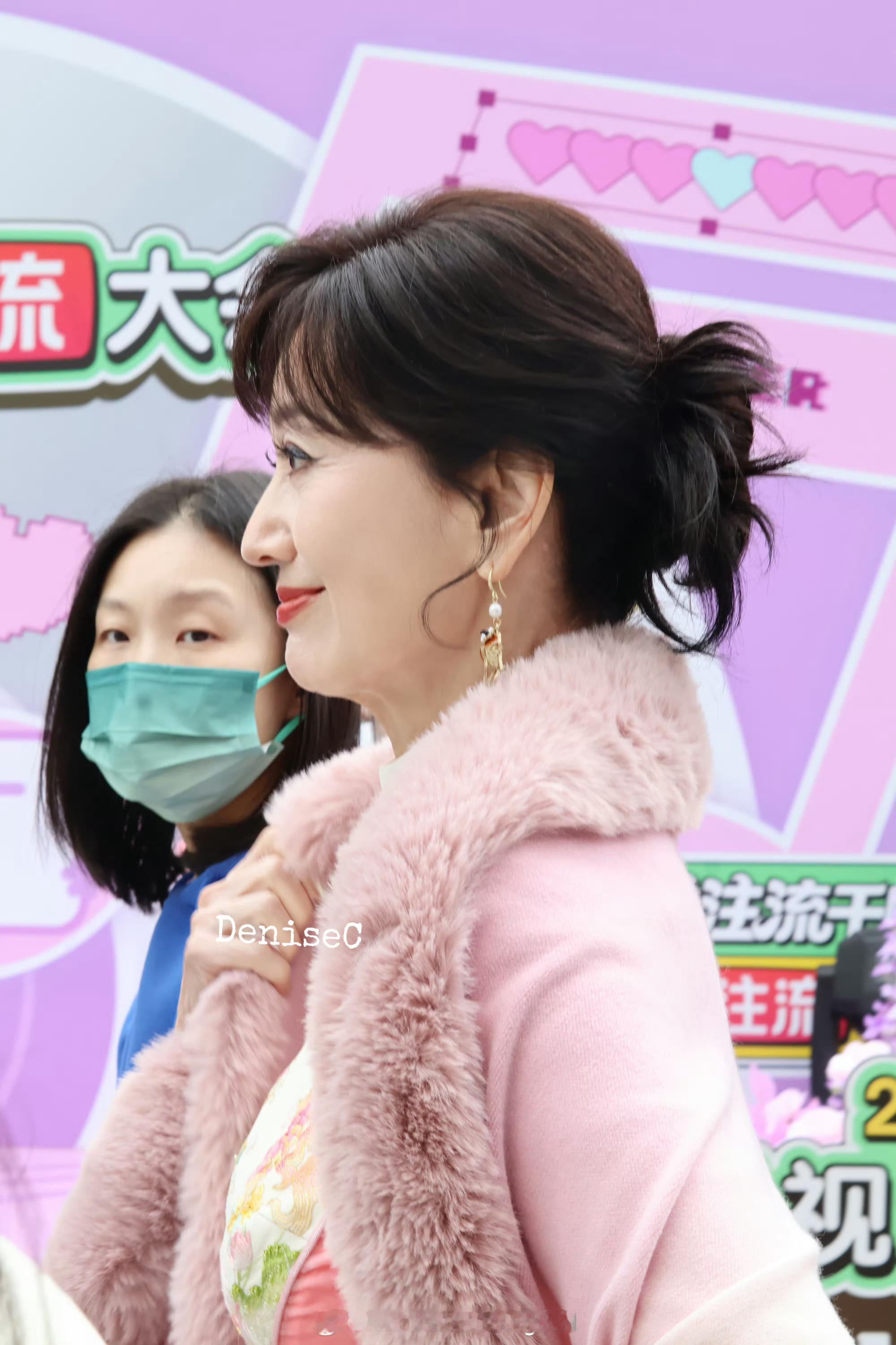 赵雅芝粉色造型赵雅芝粉色look 粉色造型温柔雅致，笑容温柔，一举一动都尽显优雅