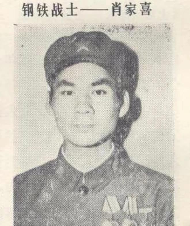 1979年，中越边境。突然，警卫们听到玉米地传来响声，到跟前一看，地上竟然趴着一