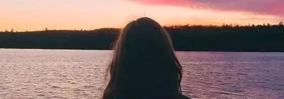 “自作自受！”公司的办公室里，一男子然对着一个女同事喊了一句很不尊重人的话：“你