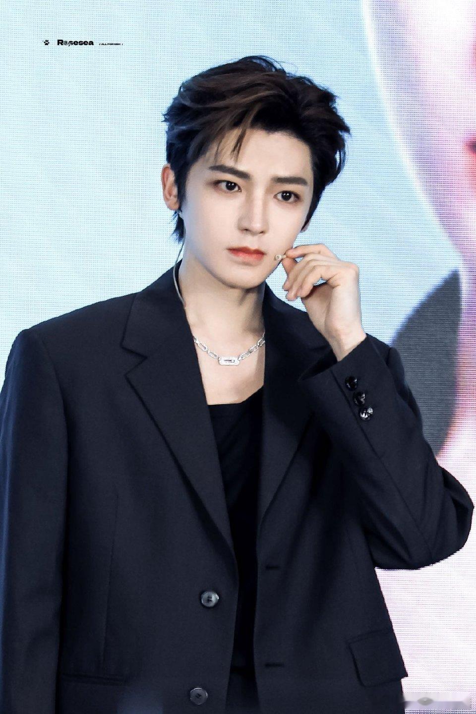 侯明昊世界杯观赛仪式感拉满了侯明昊分享看球装备 侯明昊是资深球迷实锤！没到赛场却