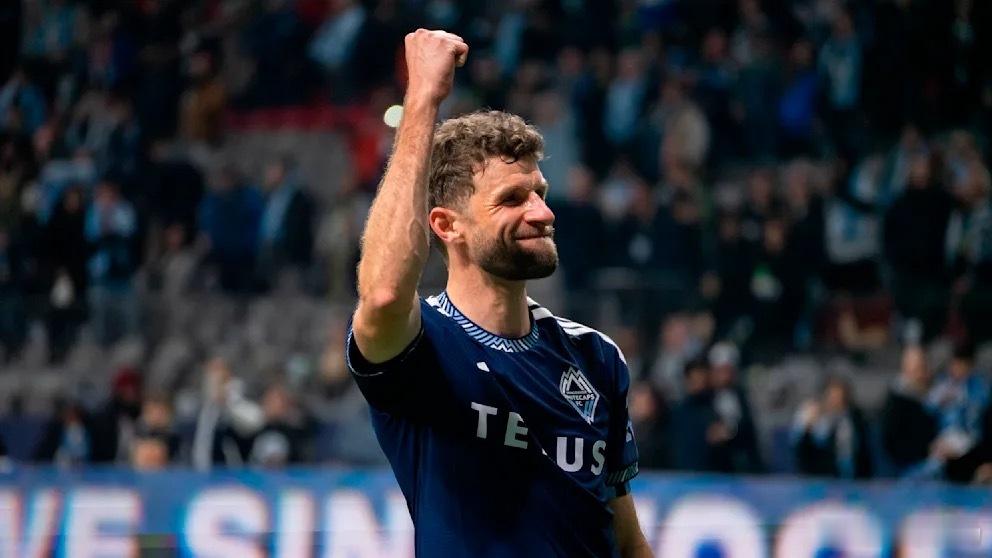 从二娃如今佩戴的护腿板上只有四星来看，他不仅恋旧，而且还是很节俭的