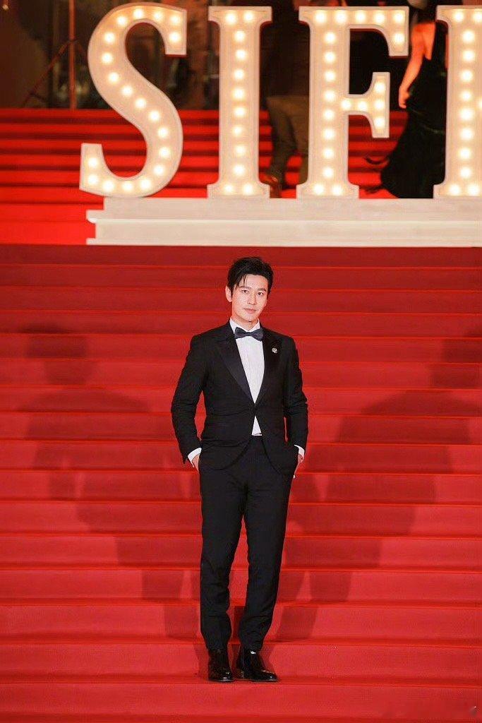 黄晓明真的从来没有让我们失望过呀，这次的新电影《阳光俱乐部》真的太好看了吧，这个