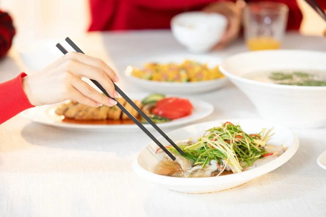 一个被低估的抗炎方法：每顿饭少吃几口，炎症降了、衰老慢了
