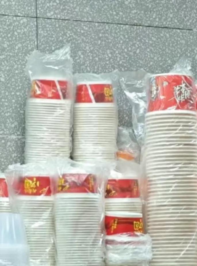 湖北地区家里来客人了和去外面大排档吃饭，都喜欢用这种纸盒子装饭菜，可能湖北人觉得