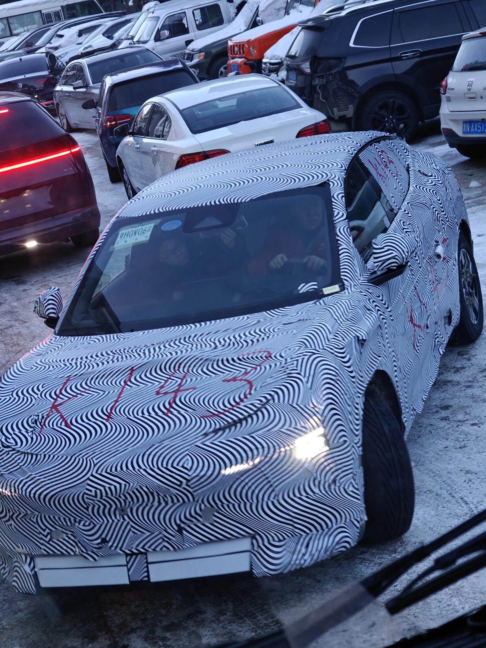 小鹏 MONA SUV 看起来会用上贯穿式尾灯。以现在的销量结构，这款车的重要性