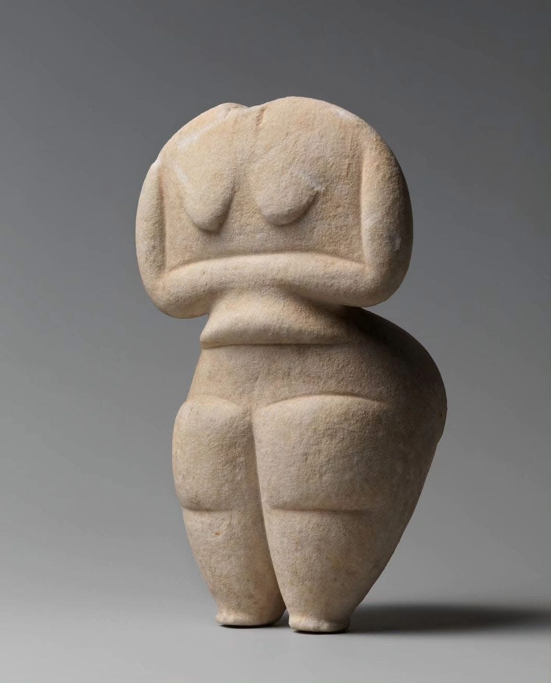 公元前4500年左右，希腊基克拉泽希岛的女性石雕，新石器时代晚期，当时全世界对女