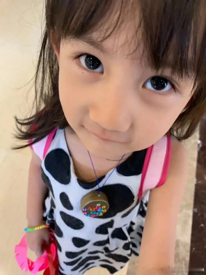 黄磊二女儿超可爱机灵，眉眼间似林允儿。才情初绽，引众人期待，不知是否会如多多般踏