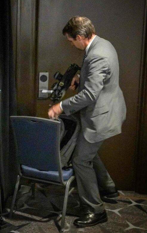 西装男隐蔽携行的HK MP7冲锋枪 