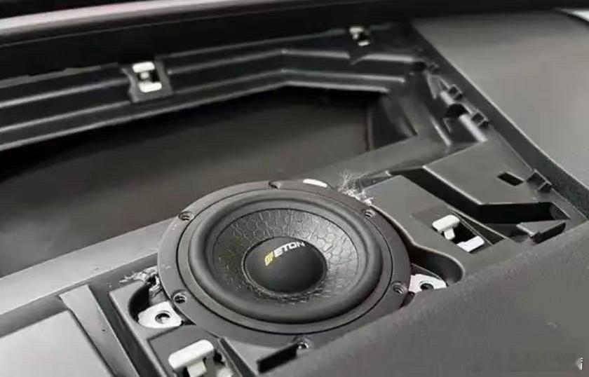 你的车适合听什么歌 轿车里放轻柔的歌就挺舒服，SUV开摇滚带劲，氛围一下就起来了