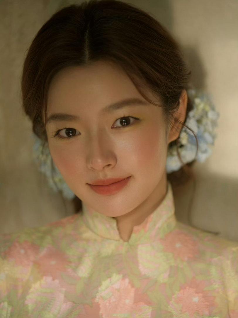徐若晗这个簪花神了徐若晗绣球花簪花柔光、旗袍、绣球簪花三样叠加，每一帧截图都像可