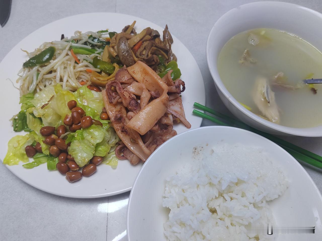 这两天，北海道的气温实在是太冷了，微风呼呼的刮，还一直飘着雪花，天气预报显示是零