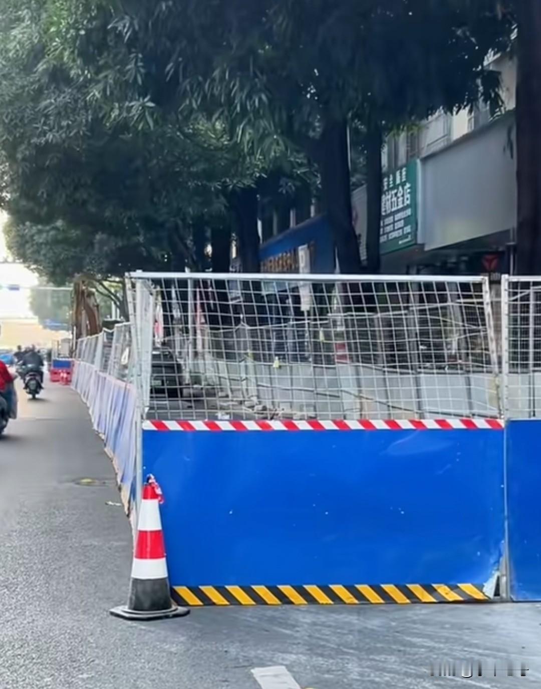 秋冬施工旺季来临，南宁的多条道路又开始围起来施工，且已经好几个月！
像是在进行管