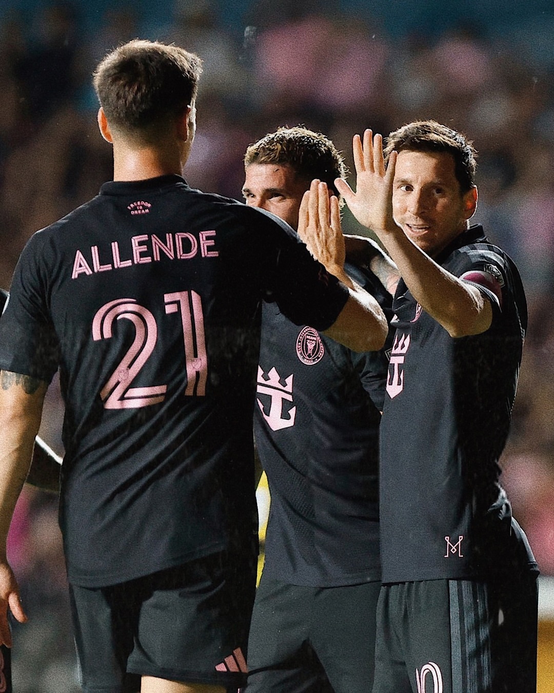 迈阿密国际昨晚的球衣撞色也太炸裂了 🦓 // 📸：梅西