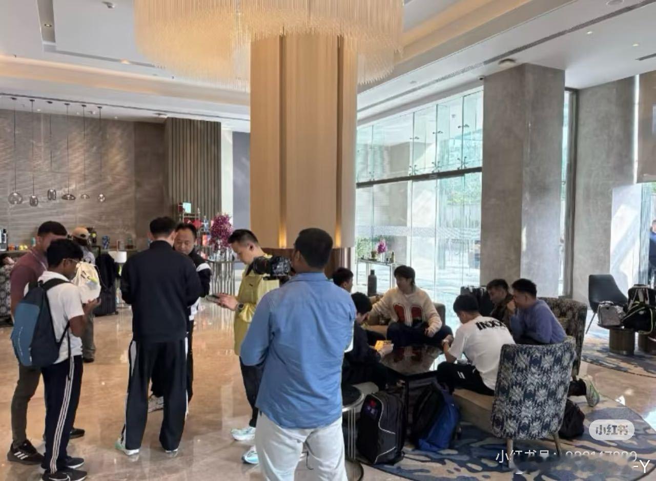 到酒店大堂也得打牌这到底是去比赛去了还是去度假了 ​​​