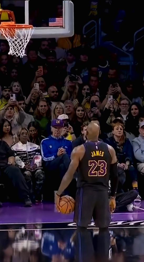 “别像个婊子一样哭！”41岁詹姆斯打爆火箭后，乌度卡在场边直接冲他脸开骂。
老