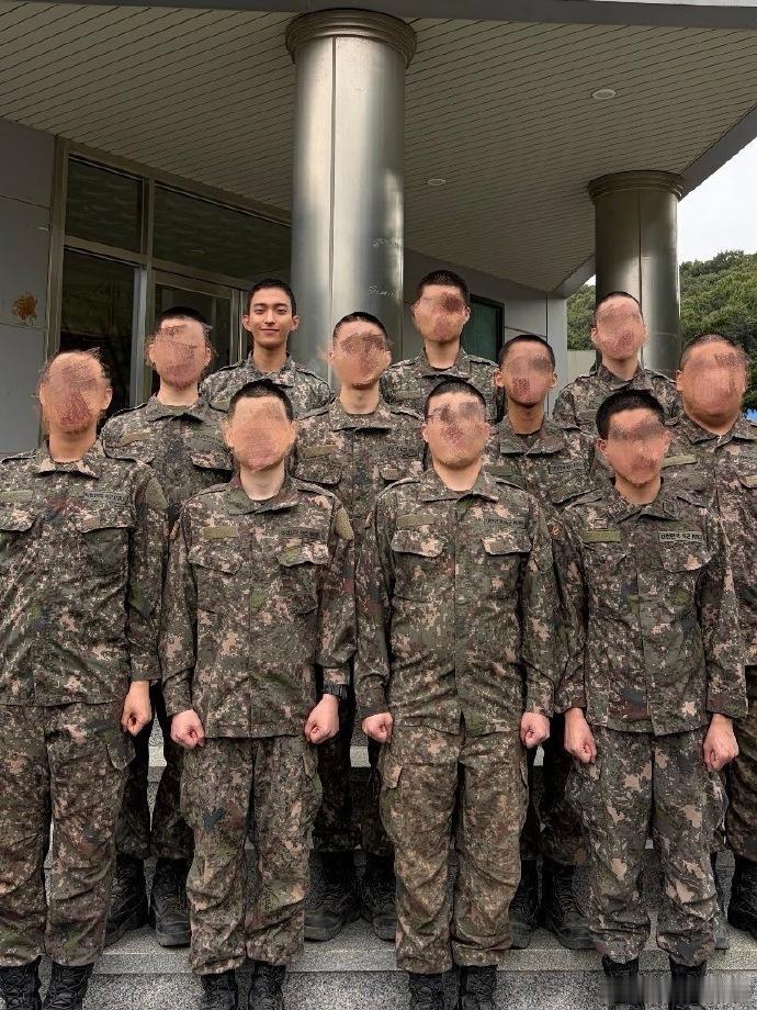 DK训练所合照DK入伍后的第一张照片 终于看到李硕珉入伍后第一张照片了，感觉好久