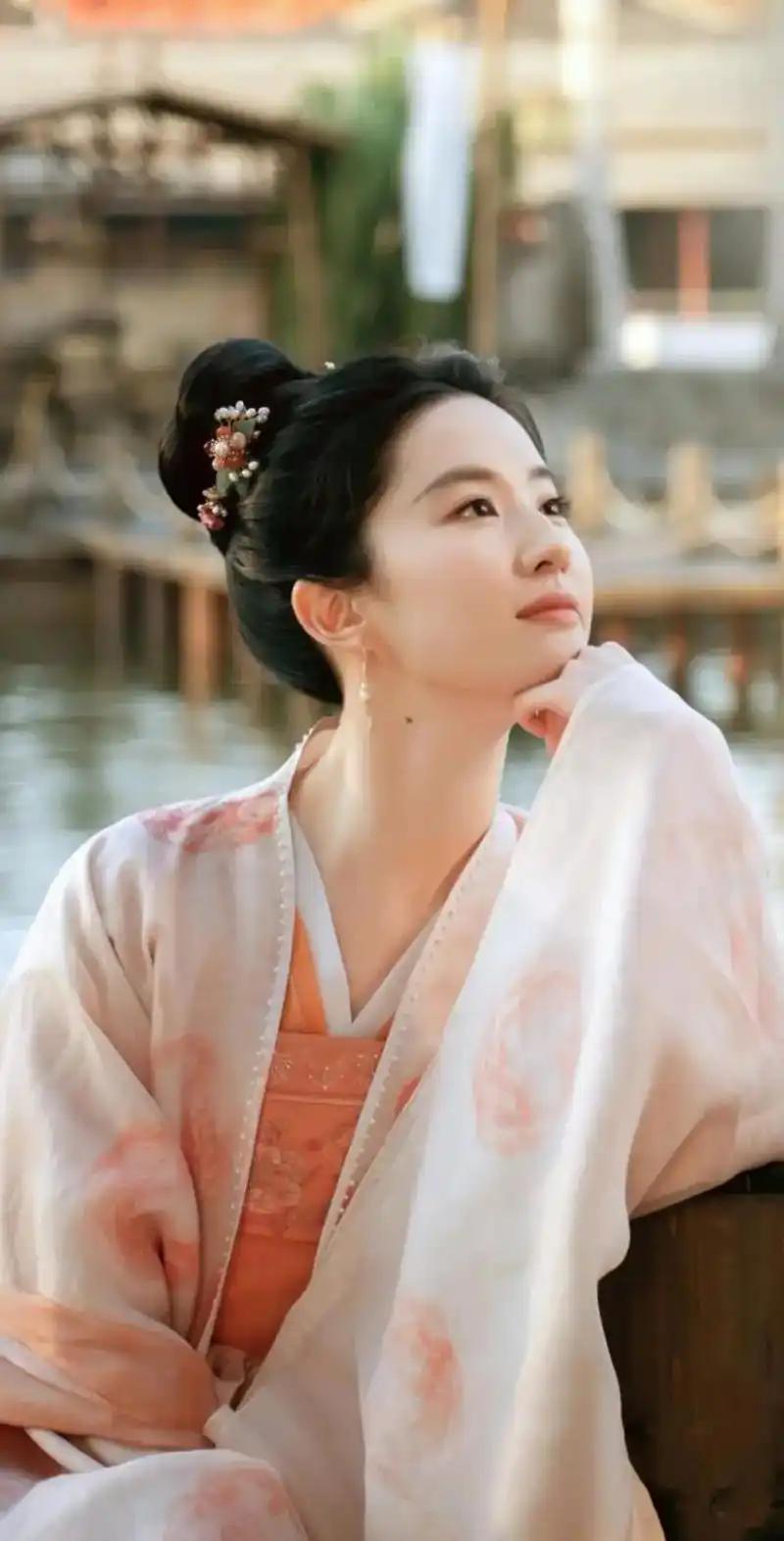 一觉醒来，
《咸雪》又换男主了，
从陈晓变成刘学义了，感觉像一下子差了很多一样！