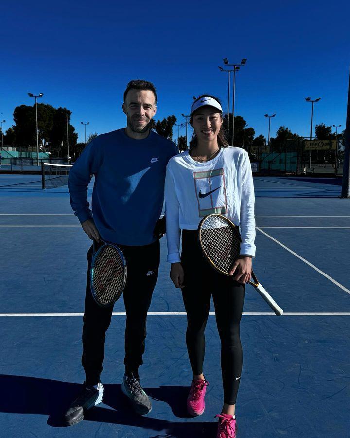 里巴回归郑钦文团队迈阿密备战，熟悉的身影终于归位✨里巴教练重返团队，师徒再度并肩