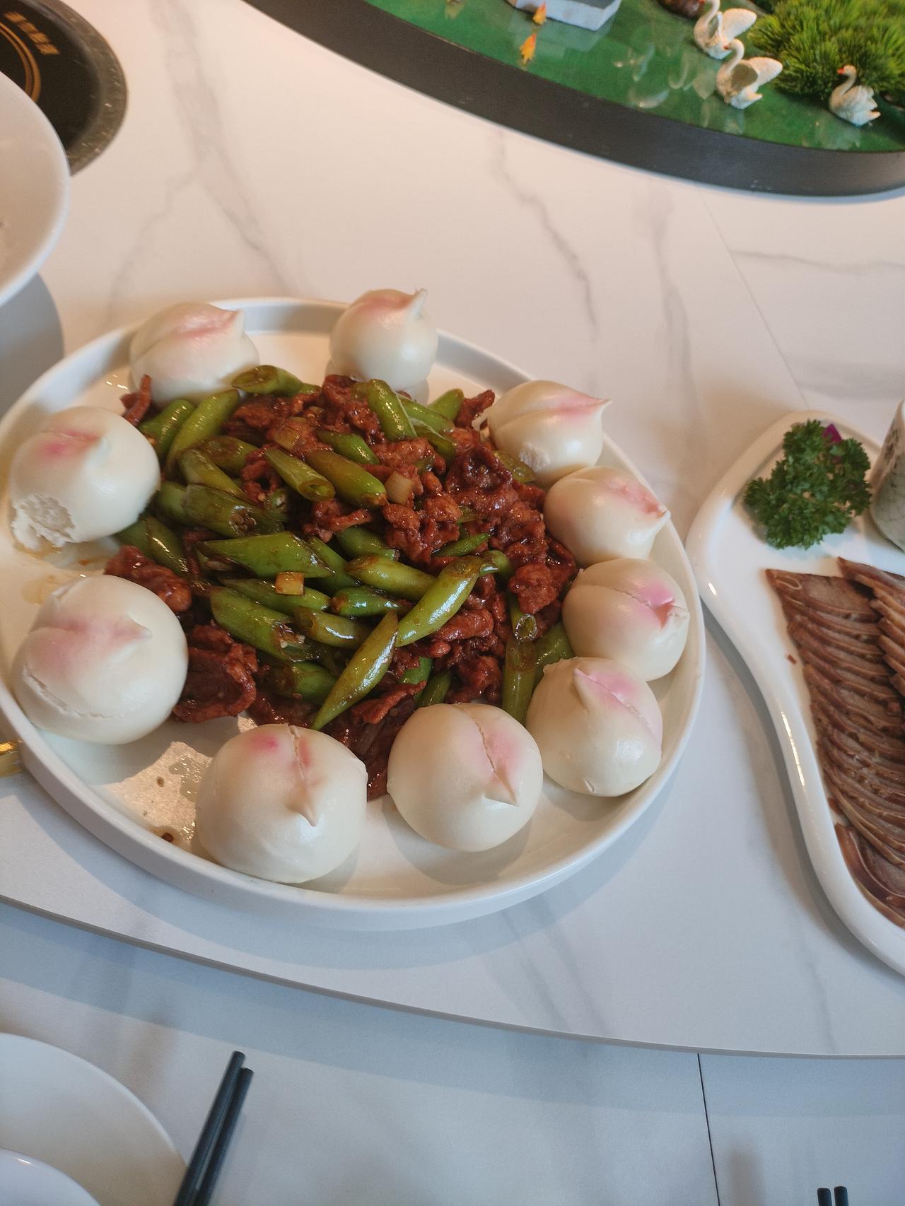 发面用热水还是用温水?发面用温水，首先，把酵母用温水沏开，然后用这个水发面。