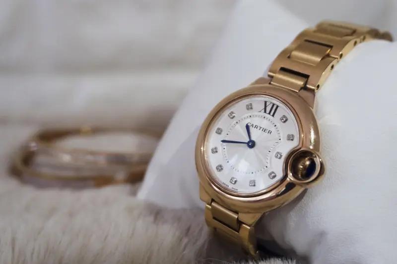 《5000元贱卖卡地亚戒指：婚姻里的情绪，到底值多少钱？》
“就值5000块？”