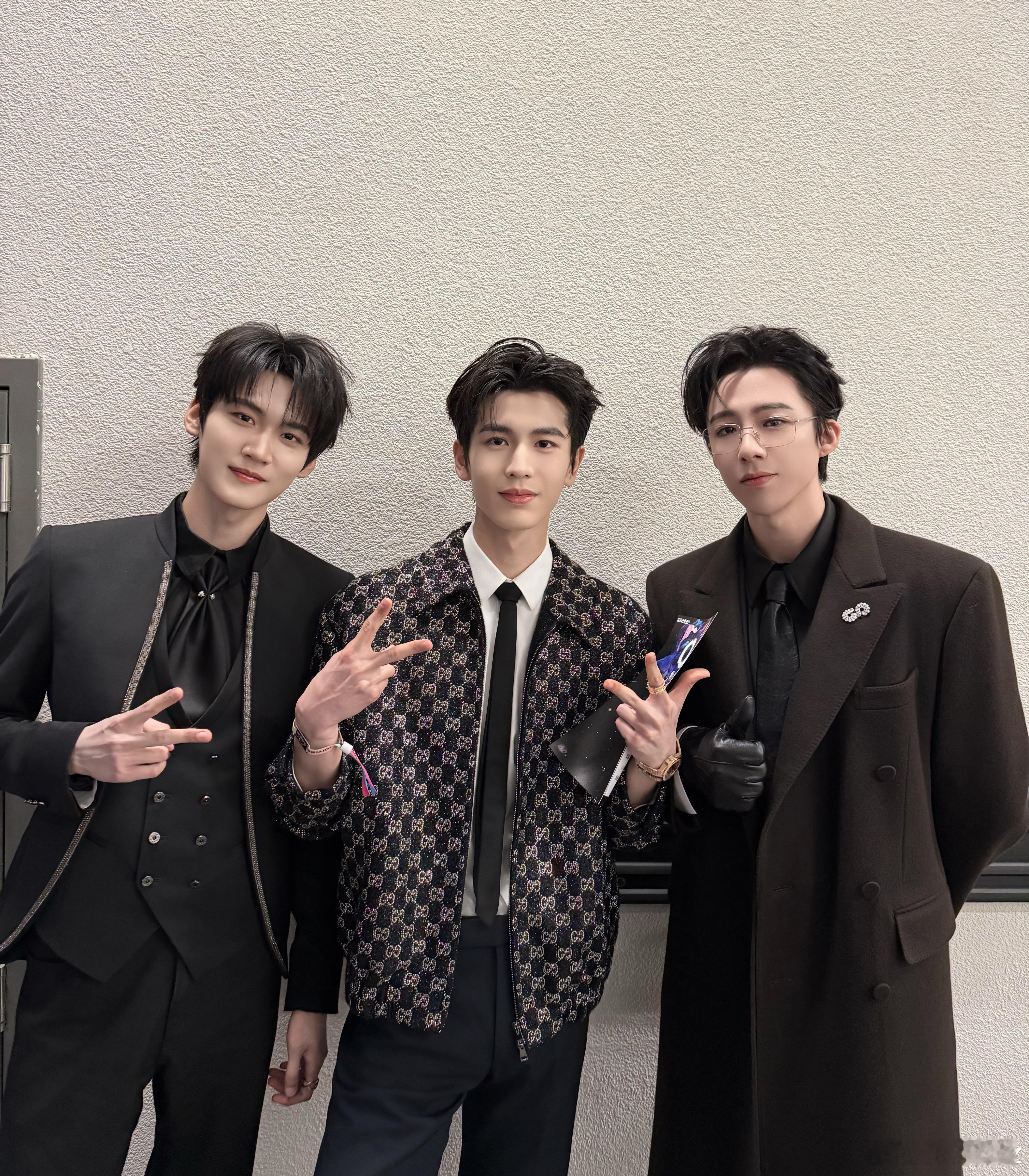 哈哈哈哈周柯宇张凌赫刘宇宁我们开推三人组就这样在爱奇艺尖叫之夜的场子萌萌合照