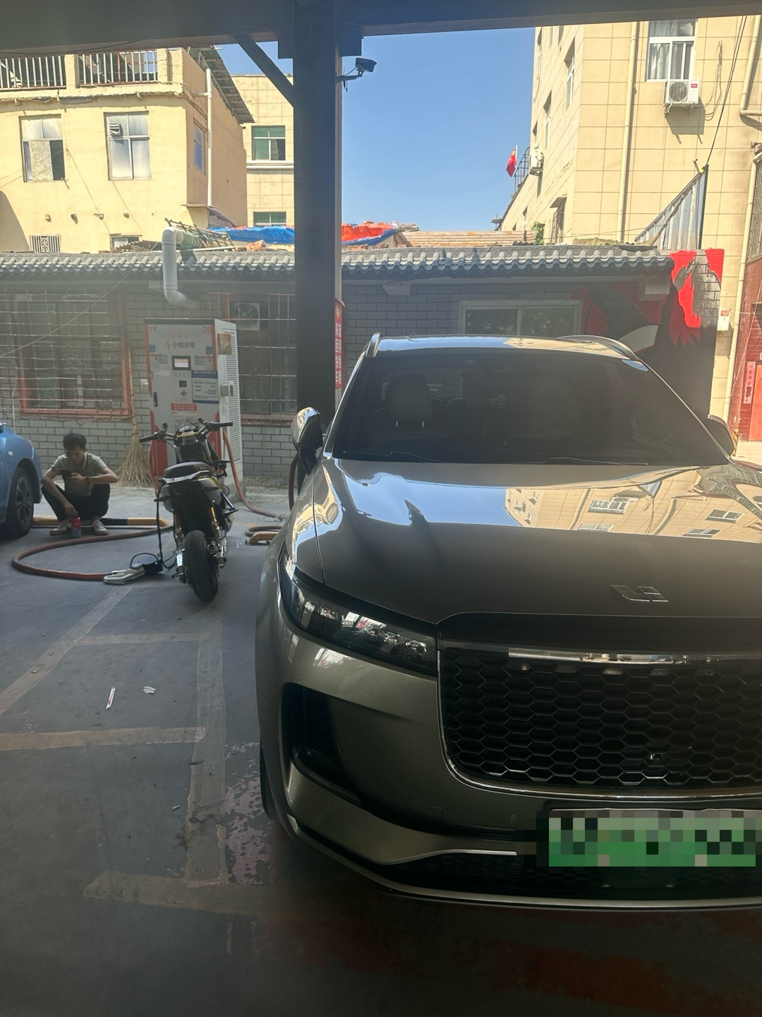 万万没想到，摩托车也来抢充电桩了，以后铁包肉和肉包铁干仗，没头盔的肯定吃亏啊。 