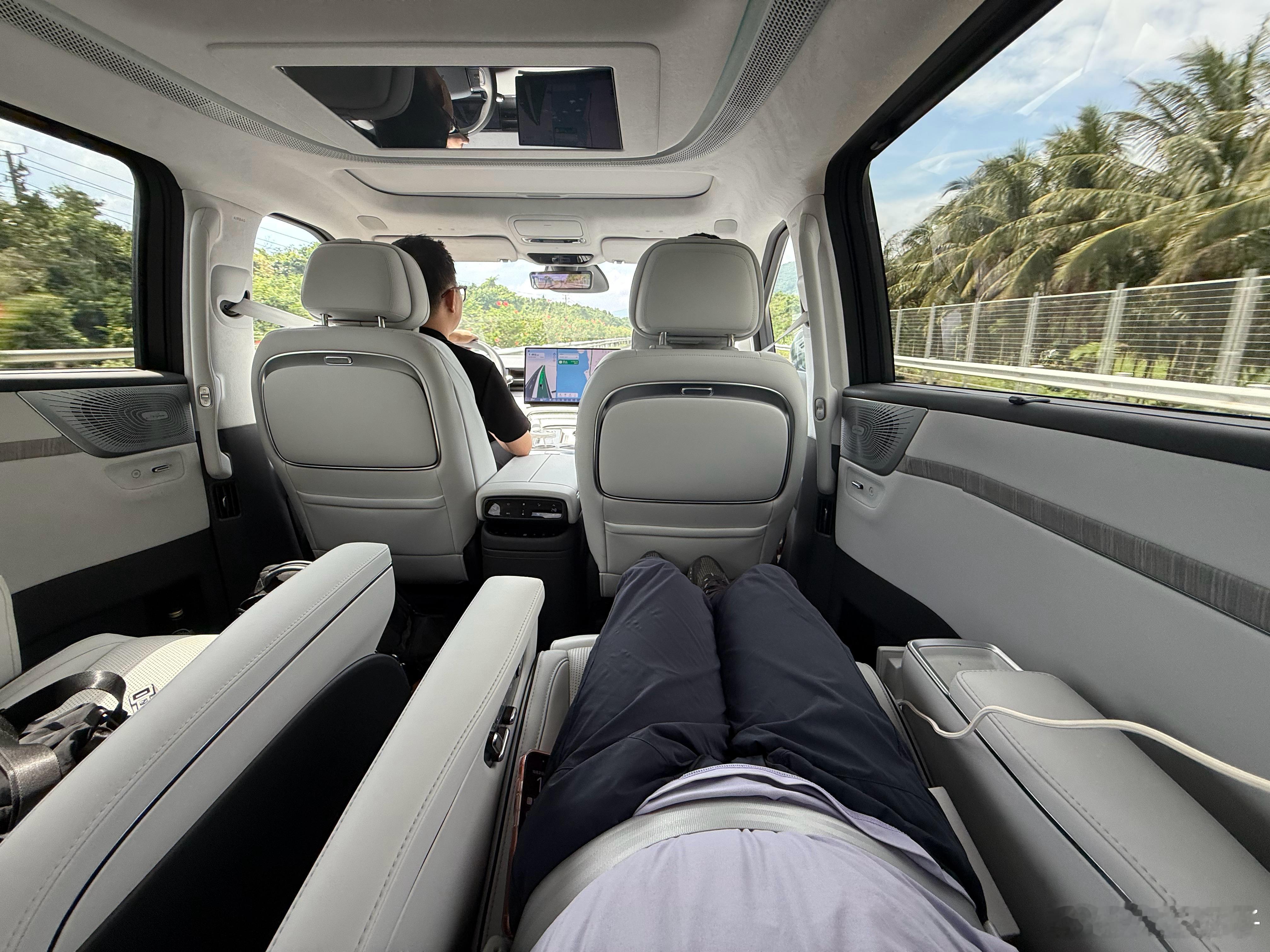 吃完了，在新X9的零重力座椅躺一会这次X9的零重力座椅还加入了腿托气囊在危险的时