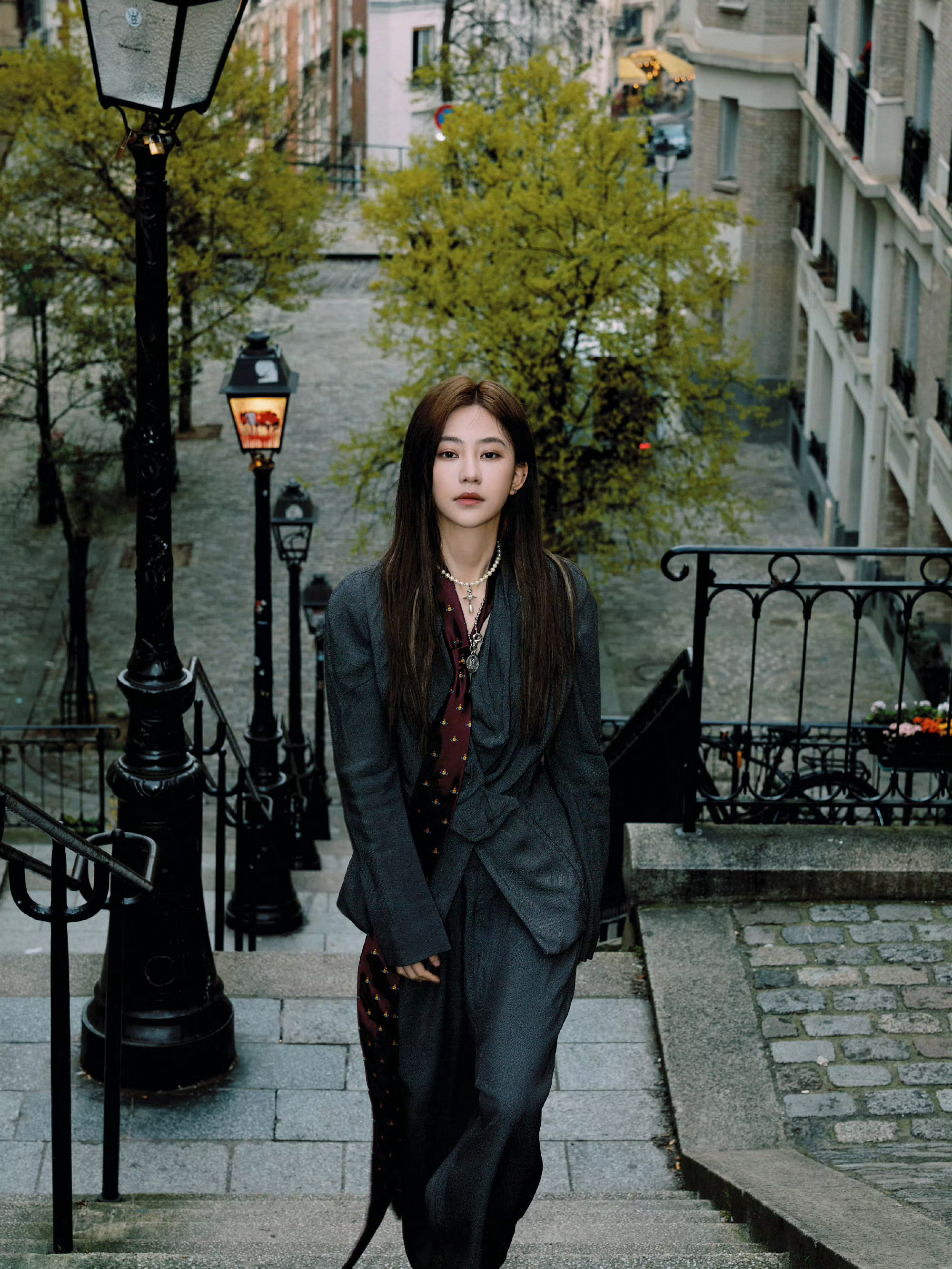 袁一琦巴黎时装周造型出图袁一琦巴黎时装周造型出图灰色v领收腰套装女王好飒脖子上的