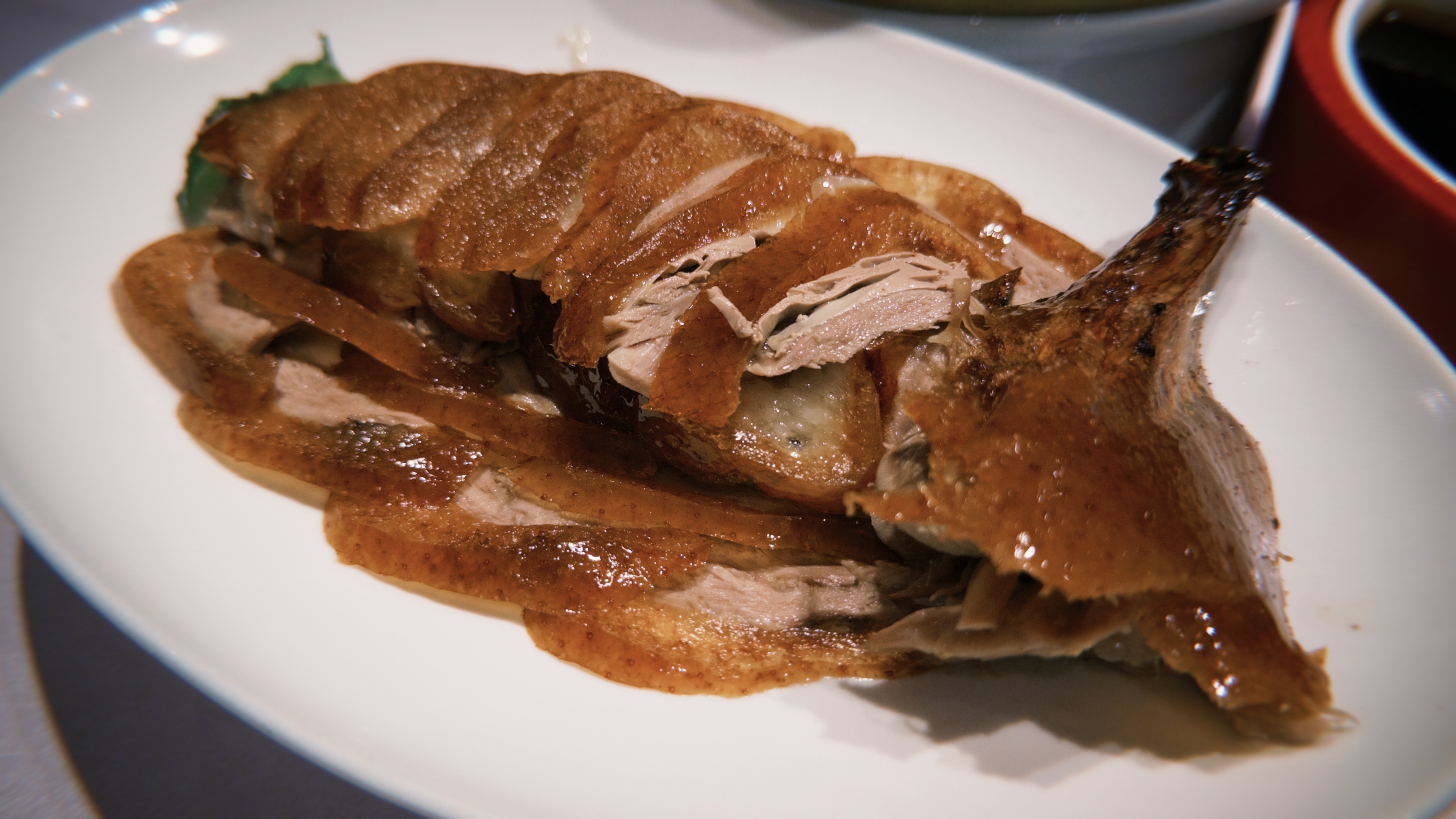 北京烤鸭，我最爱的就是上面这层皮，蘸点糖，入口那种感觉，简直是人间美味。 终于知