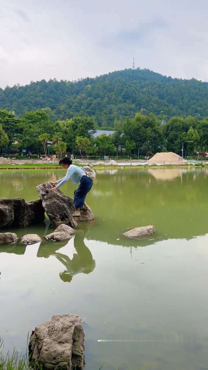 这是妹妹过水塘，这是哥哥过水塘，你也太厉害了。