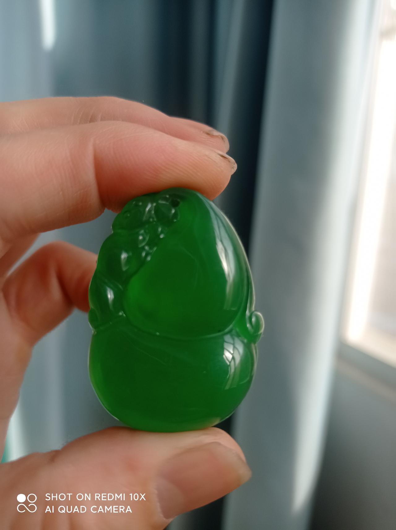 龙石种翡翠，那可是翡翠中的极品，值得好好欣赏一番！它的颜色均匀，色调以绿色为主，