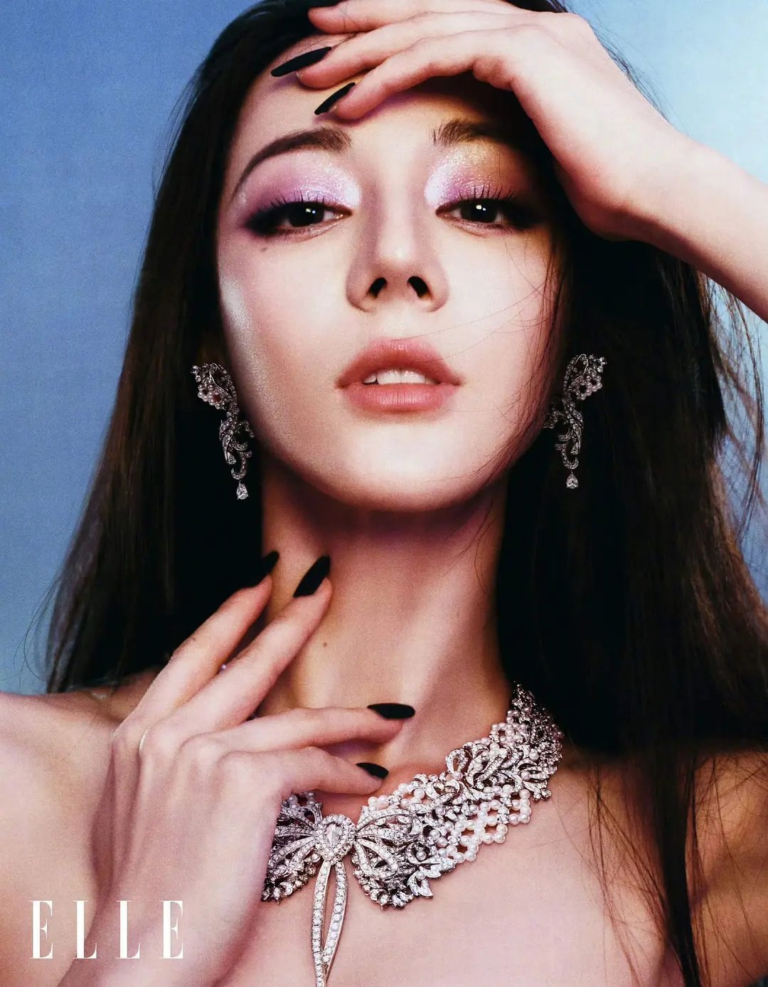 迪丽热巴ELLE开年刊杂志图Dior女郎抱了一只金雕 