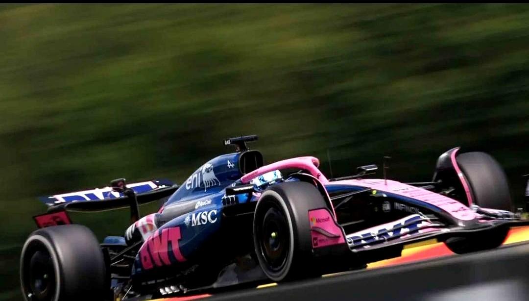 F1这几年的车，简直是在“毁”车手。

维斯塔潘在播客里说，开完感觉背部都快散架