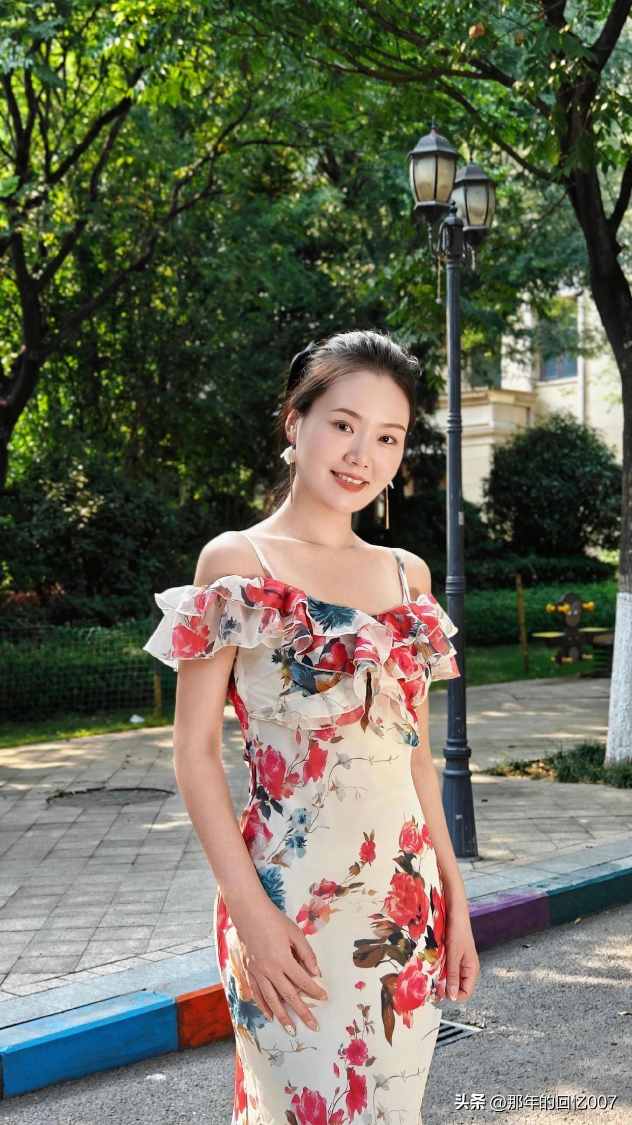 穿上粉色的服饰怎么去搭配首饰呢? 夏日清新穿搭，花裙飘飘，漫步在绿意盎然的公园里