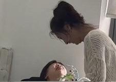 深圳一位小学数学老师的视频看哭了好多人。她最近在教班里孩子小数乘法，大部分同学都