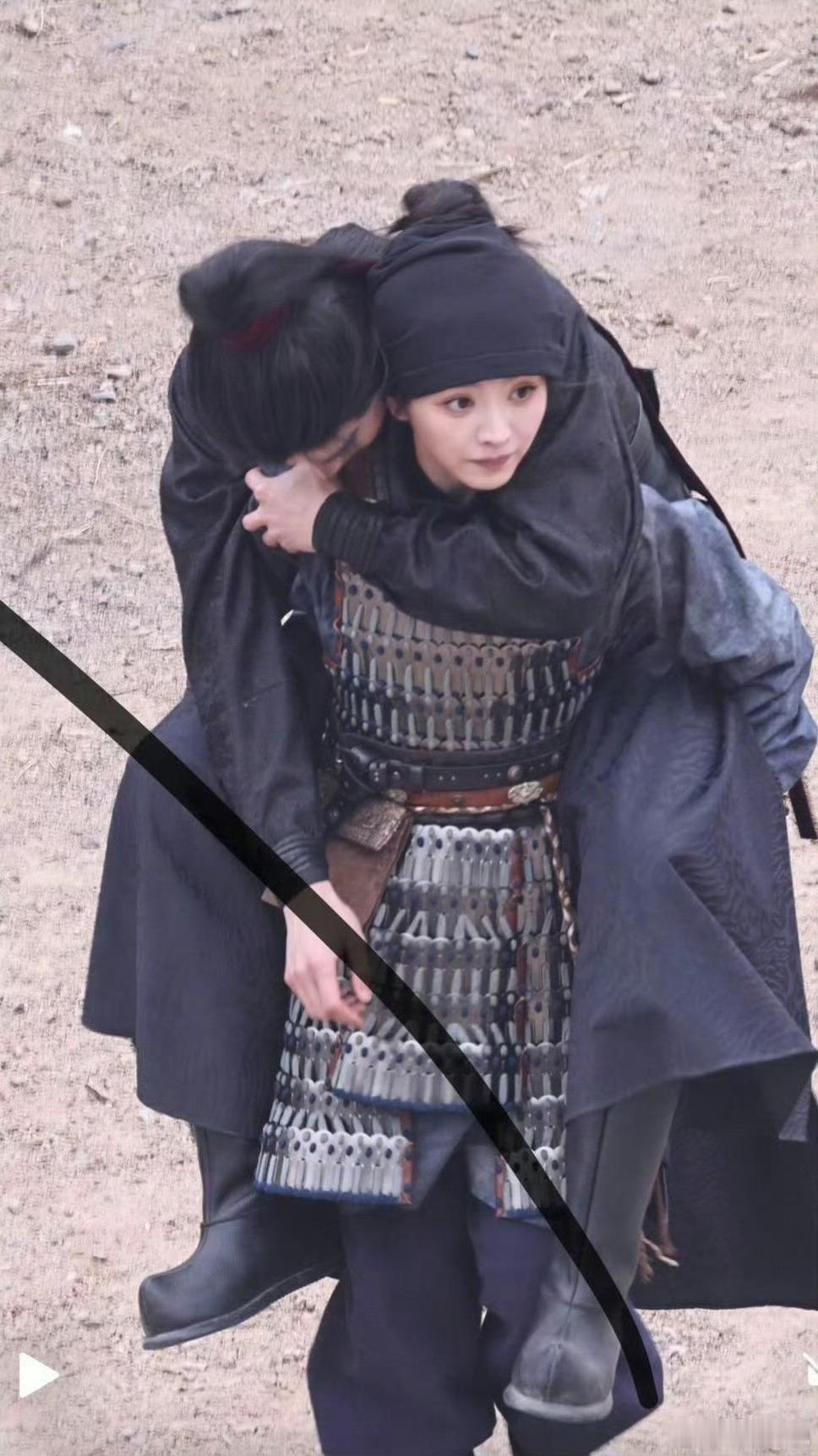 田曦薇不愧是体育系甜妹儿，背上张凌赫就是一路小跑，不知道是小田力气大，还是张凌赫