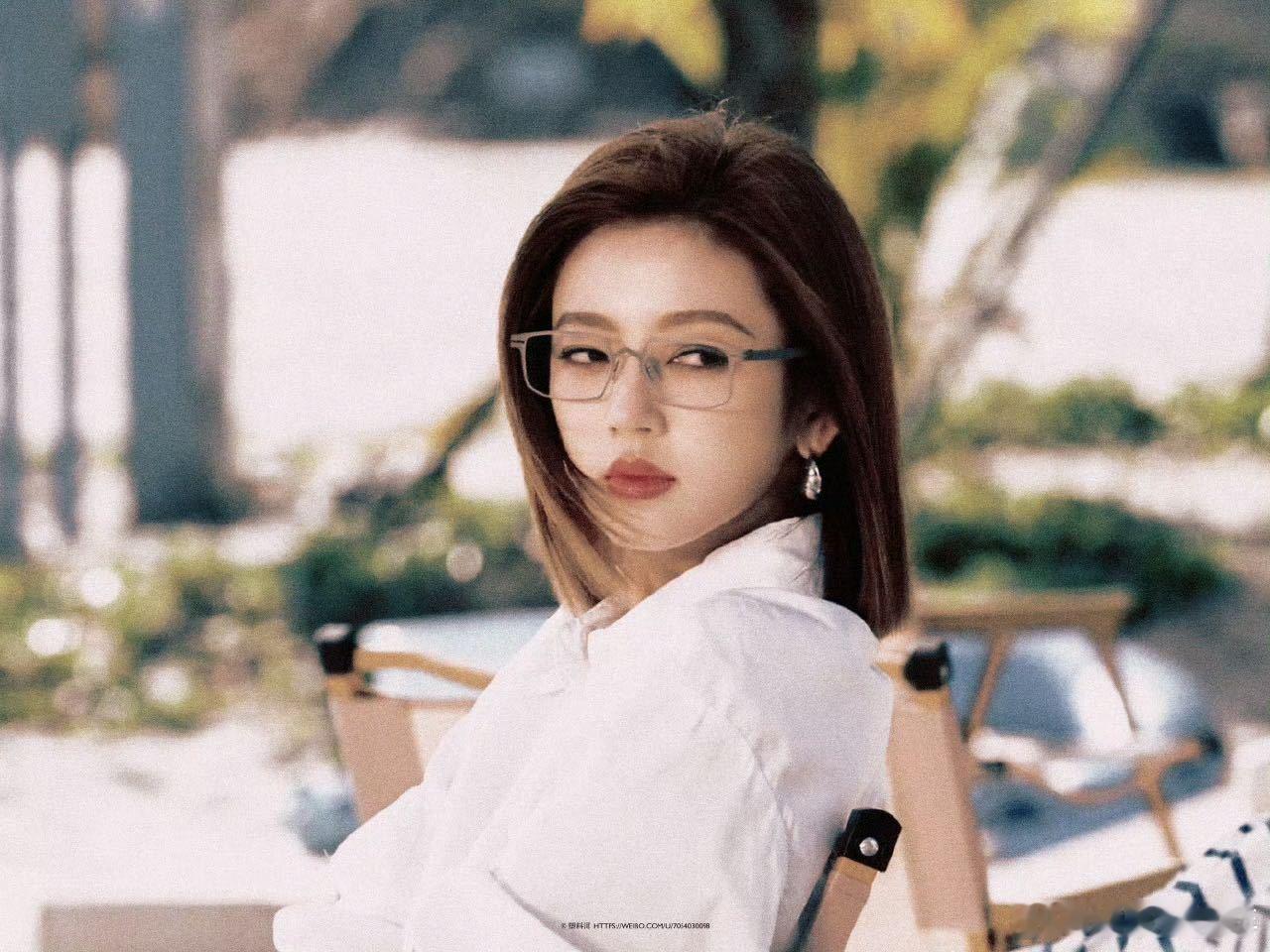 何瑞贤首部职场剧辛特助这个角色被何瑞贤演活了！一头短发飒气十足，遇事不慌不忙超有