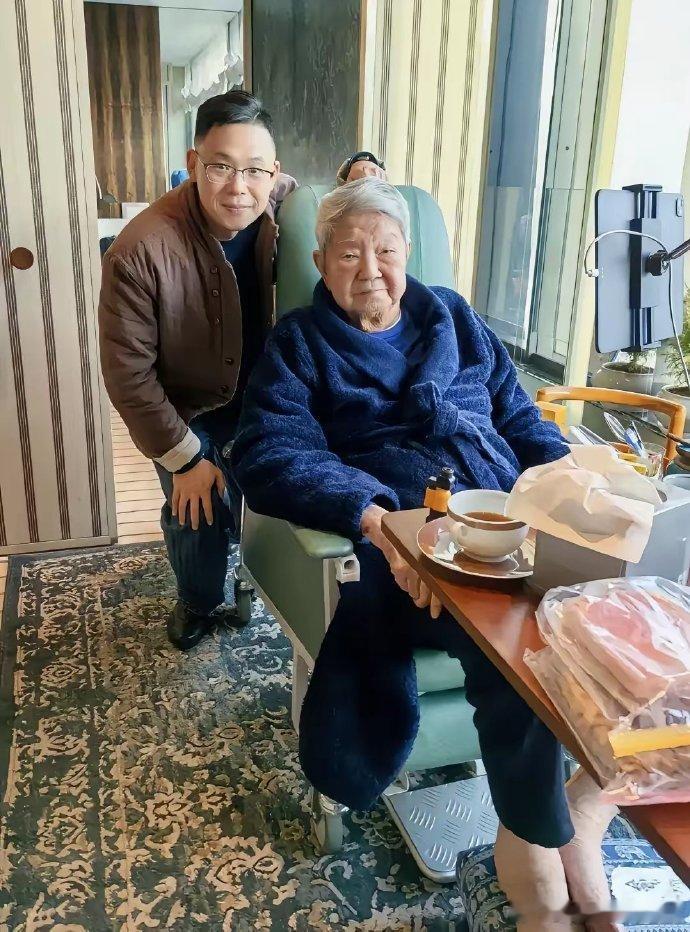 83岁的蔡澜没有自己的房子，而是长租香港最贵的海景酒店之一养老，有8个人照顾他起