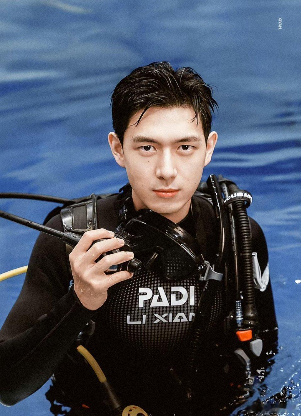 李现[超话] 李现真的太有男人味了吧！！这霸总的脸和1.8的身材，往他旁边一站都