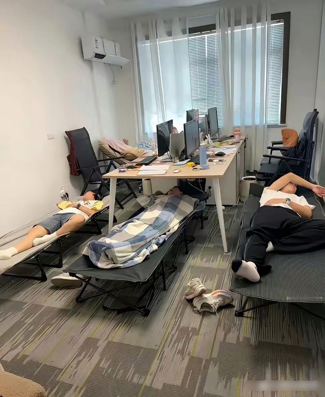男女同一个办公桌午休，不尴尬吗？ 