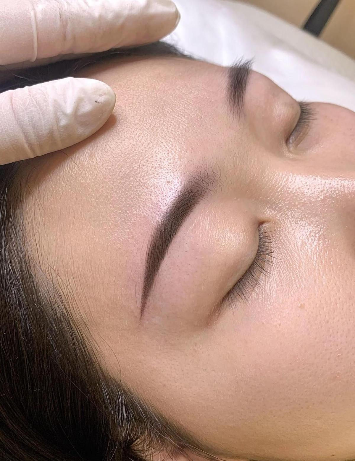 深圳人现在画眉，不靠手，靠机器。
一针一色，像云朵慢慢晕开，连睫毛膏都比不上它自