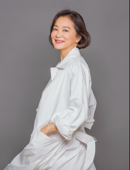 林青霞11亿豪宅遭大量蟑螂入侵，她亲手处理却杀不完，被吓到坐