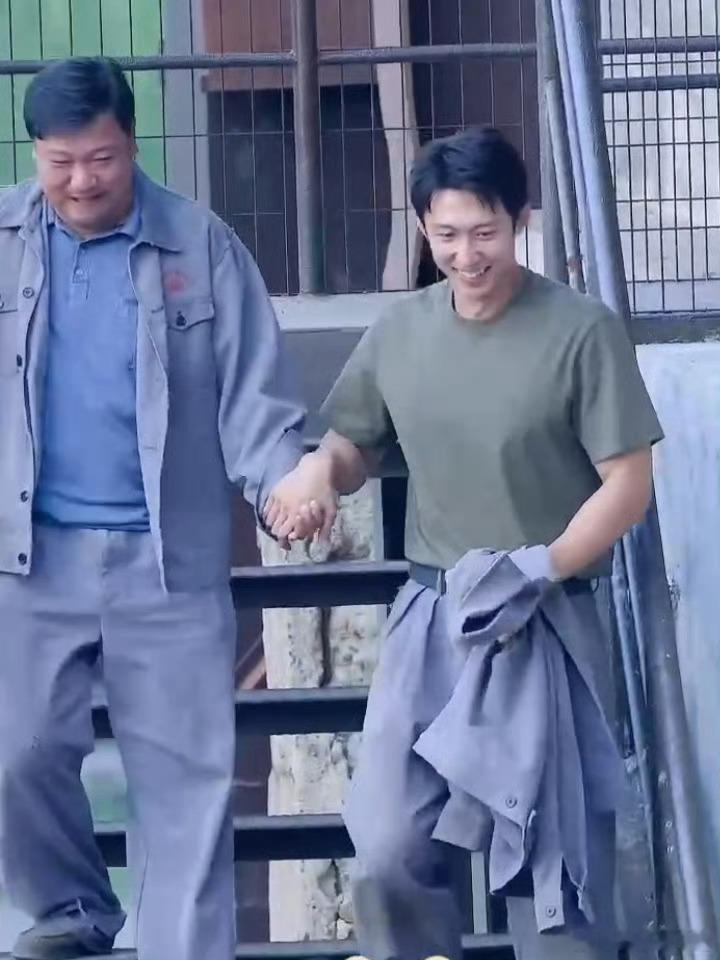 贾冰如今特别受电影圈欢迎，别看他接洽的多半是配角资源，可只要他把握好机会，日后提