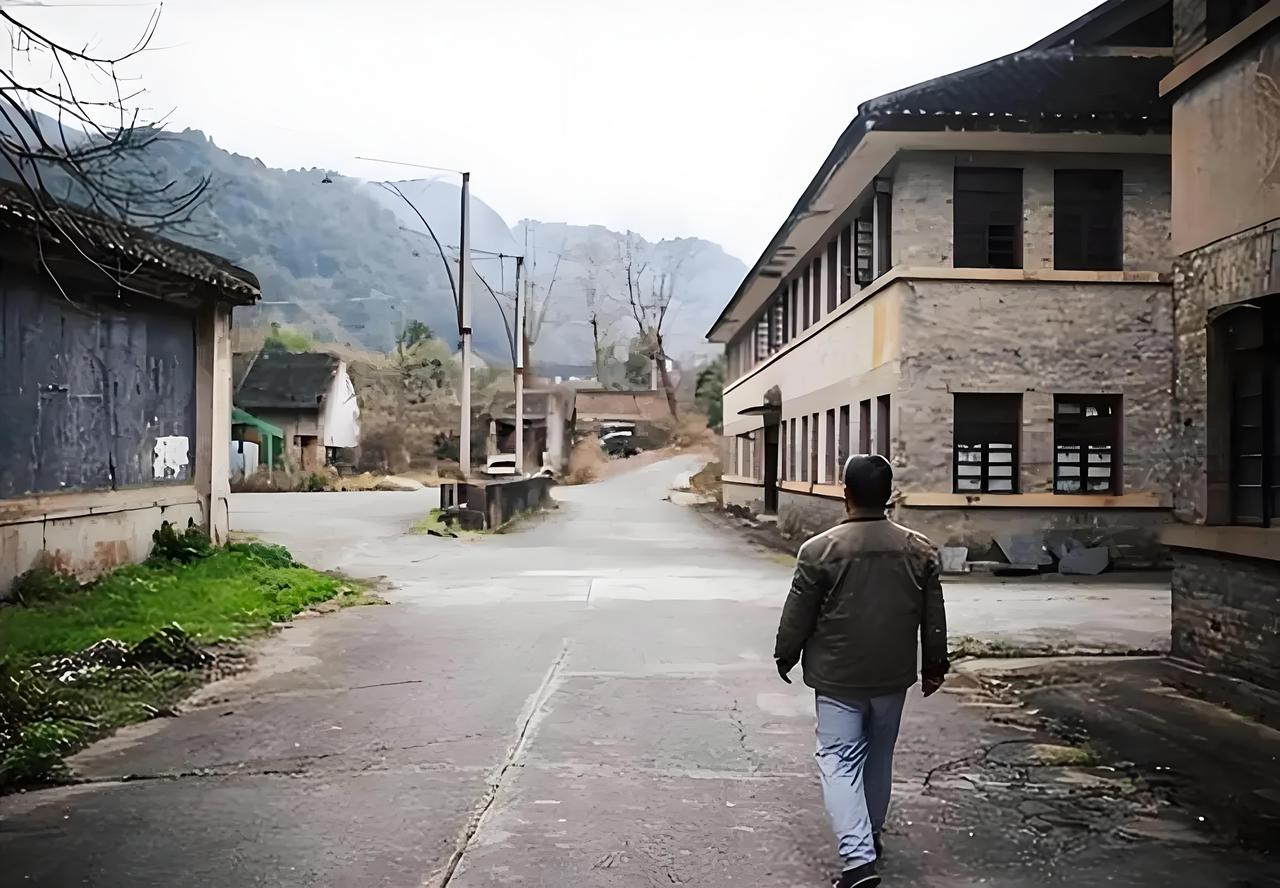 我父母是97年下岗的。

我98年中专毕业，第一天到单位报到，一天班没有上，也直
