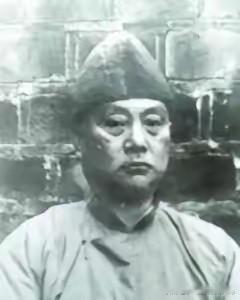 1950 年，国军中将周磐在昆明被俘，并判处死刑，就在快要被枪毙时，他忽然想到，
