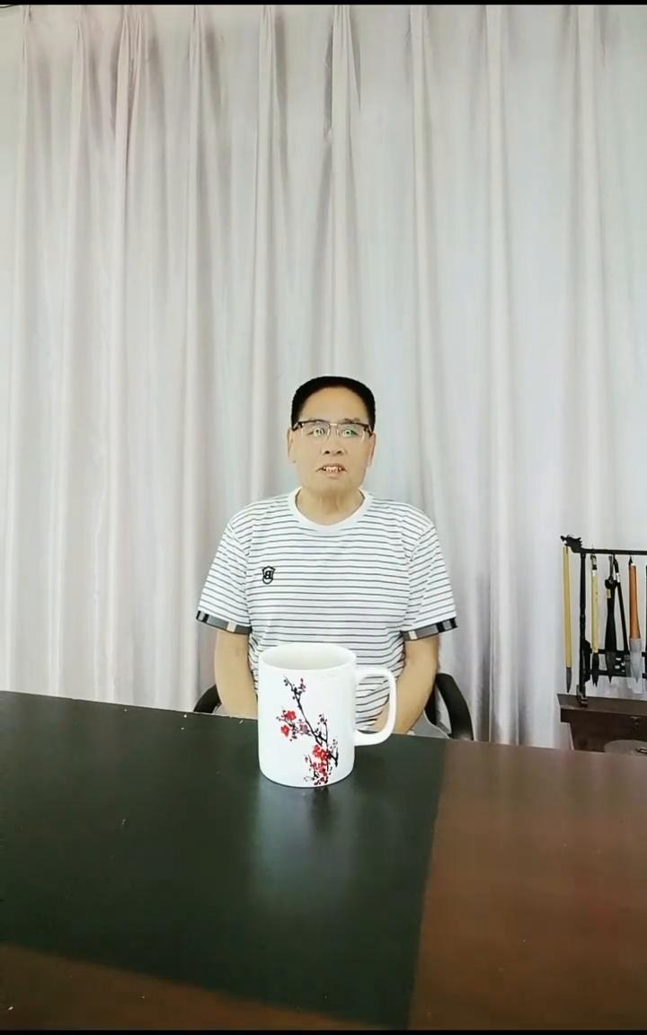 心理扭曲会仇视社会。
有一部分青少年还没有走出学校门的时候会觉得自己能力满满，能