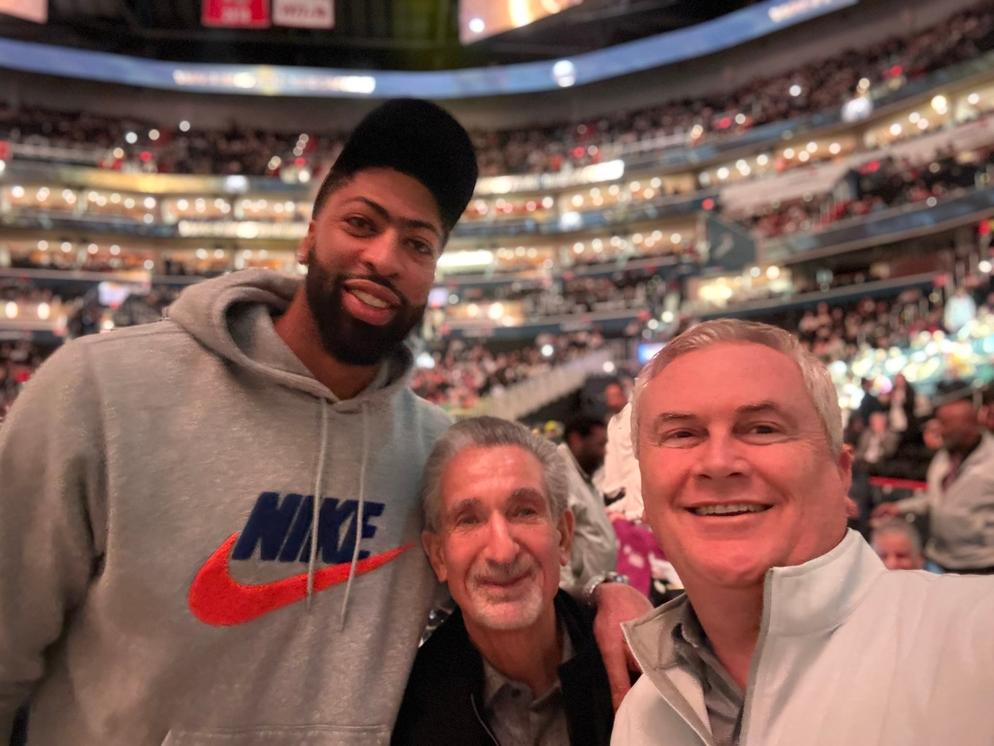 又和老板合上影了 安东尼戴维斯