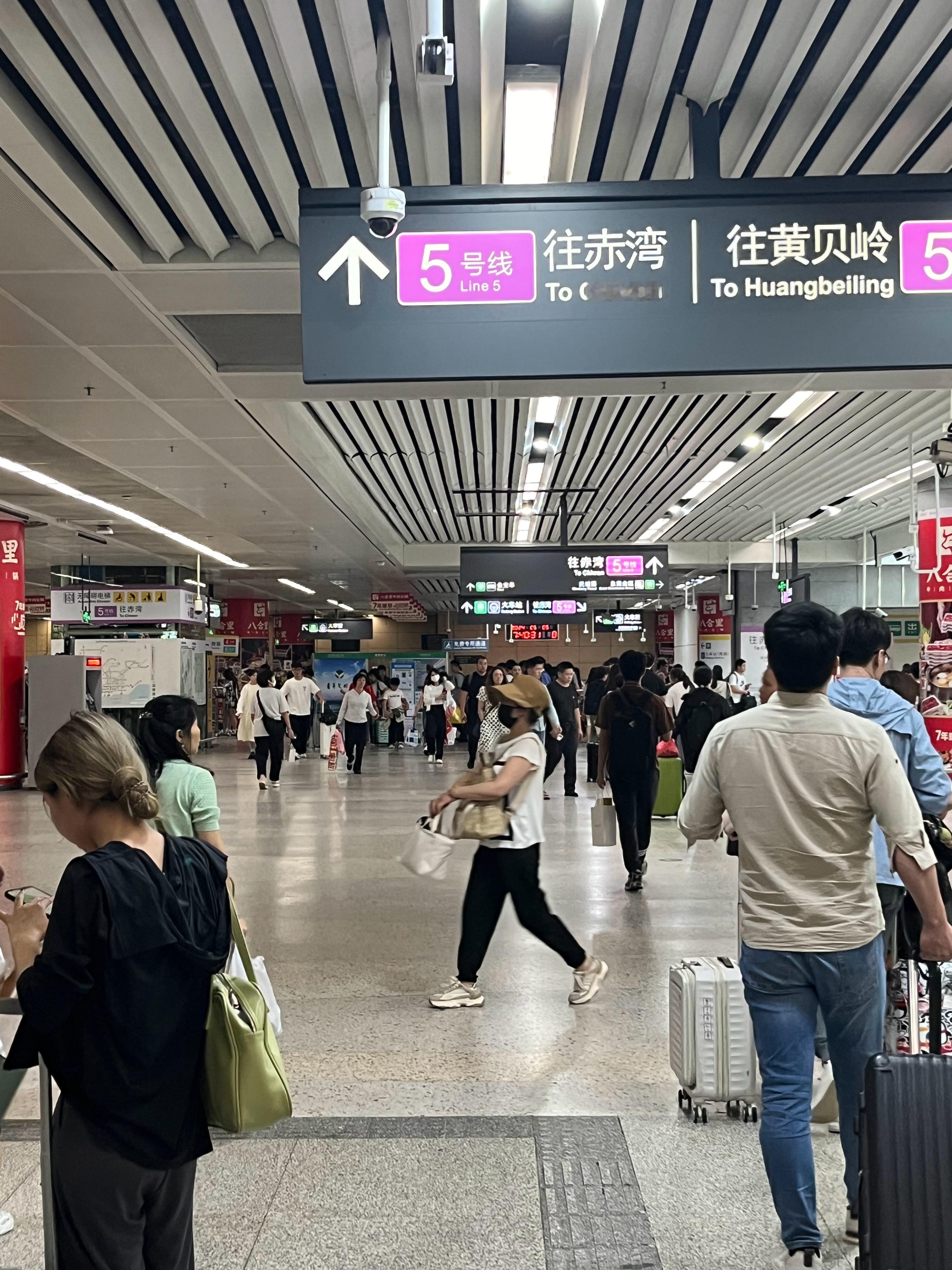 刚从深圳北站下动车来到地铁站了，发现今天居然是有免安检通道了，从动车站出来直接就