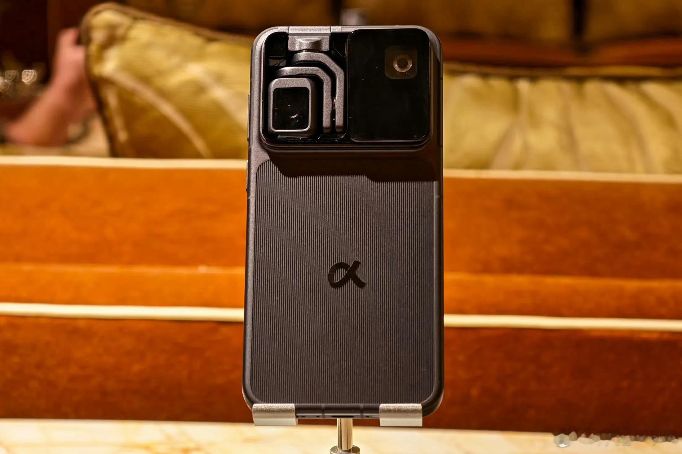 荣耀Robot Phone，阿尔法α的大logo改回了HONOR标，新增了银白色